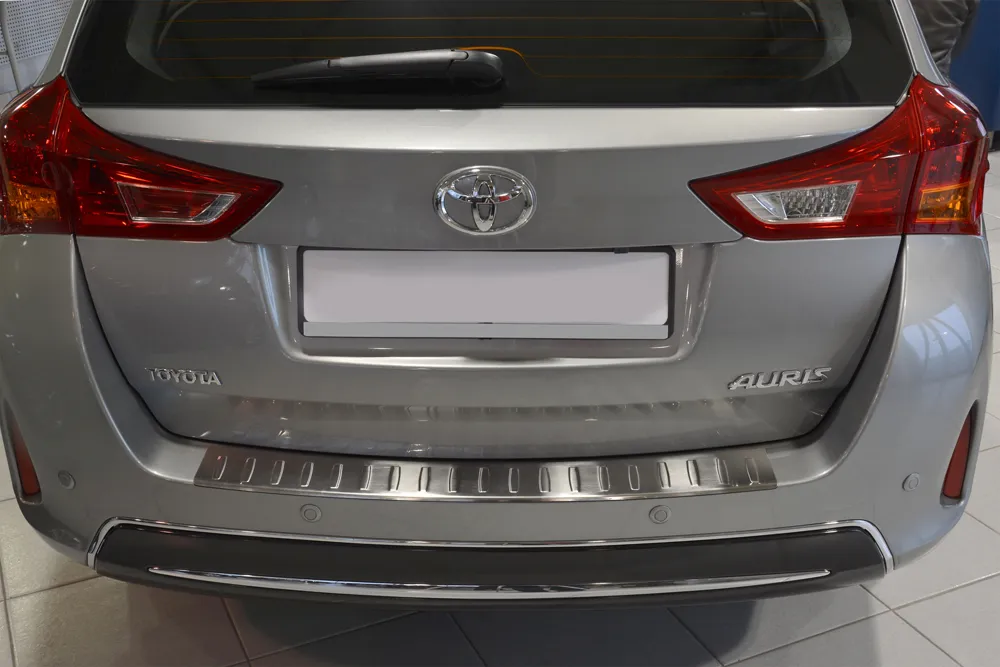 Galinio buferio apsauga TOYOTA AURIS touring 5d 2013-2015 (sidabrinis satinas) AVISA 2/35752