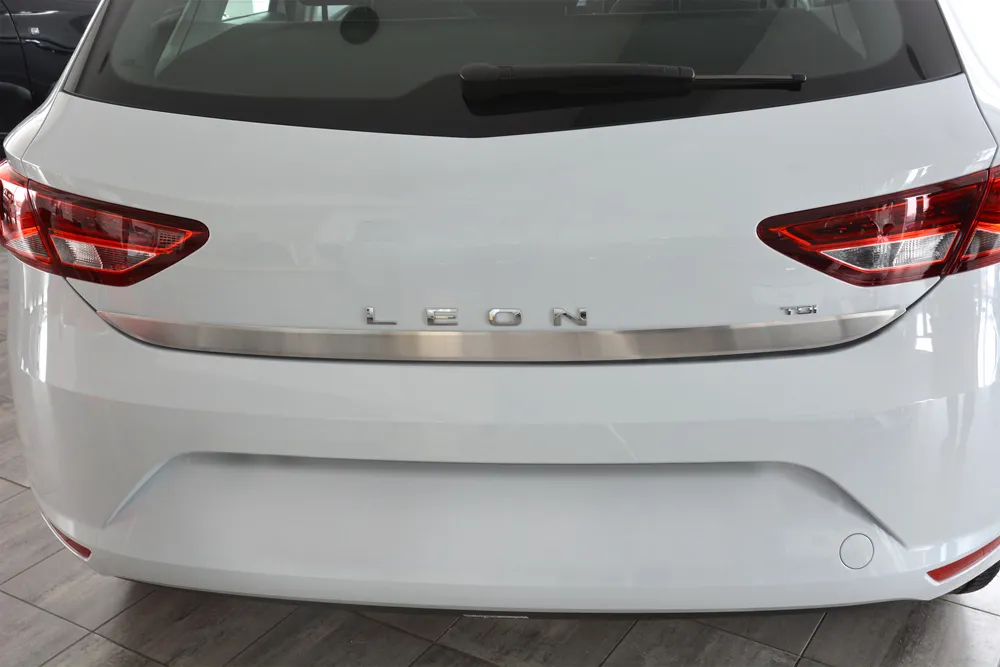 Trunk lid trim SEAT LEON 5F 5d 2013-2020 (srebrne lustro) AVISA 2/35831
